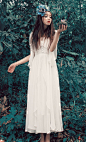 
清爽的白色连衣裙搭配简易，而且非常适合炎热的夏季，干净而清爽，立体袖雪纺连衣裙，能让身材看起来比较高挑。,
