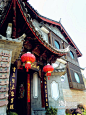 青砖黛瓦，飞阁流丹，独具风格的客栈在丽江古城中随处可见，成为古城中独特的风景。