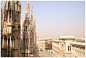 行走记——Duomo di Milano




Churchof Duomo





米兰大教堂是世界上最大的哥特式建筑，世界上最大的教堂之一，  圣母玛利亚金像
规模雄踞世界第二，  米兰大教堂最高塔
是仅次于梵蒂冈的圣彼得教堂，也是世界上影响力最大的教堂之一。





在这里达芬奇，布拉曼特曾为他画过无数设计草稿，为使得大教堂更加壮丽。





对于旅游者，最不能错过的地方是教堂的顶层，教堂有6座石梯和两个电梯通往屋顶，顶上纵横交错着33座石桥，连接......