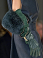 质感秋冬还需要皮手套来点睛
如今的手套不单为保暖所用，而是被更多地当作造型装饰的一部分。华丽高雅的皮手套更能体现出造型的质感和奢华的魅力。在2012年秋冬秀场，各大品牌也将手套推陈出新，多样的设计款式和材料的拼接运用，以及花哨的颜色都赋予了手套新的生命力。Burberry 、Lanvin、Cacharel等品牌都将手套与服装完美融合，打造更加华丽耀眼的魅力秋冬。
