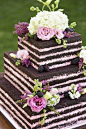 新鲜的草莓、丝滑的巧克力、清香的奶油等都成为制作裸蛋糕的最佳选择。丰富的层次之间充满了各种甜蜜的食材，水果鲜花装扮的“Naked”婚礼蛋糕，享受夏日婚礼上纯朴真实的甜蜜味觉！