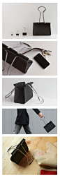 看到这样的手提袋，你会怎么想？西雅图设计师Peter Bristol，设计的一款文件夹包，取名“夹袋”。 包身是羊毛毡，手提是铝管材。