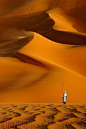 一个人容易从别人的世界走出来，却走不出自己的沙漠。（393x590)