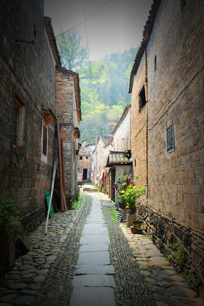 古镇里窄窄的的巷子。,Super小Do