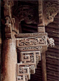 【 中国古建特色 · 雀替 】--- “ 雀替是安置于梁或阑额与柱交接处承托梁枋的木构件。雀替的雕刻装饰有龙、凤、仙鹤、花鸟、花篮、金蟾等各种形式。”