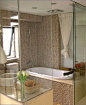 在浴室用玻璃墙代替隔断，不仅空间显得更大，光线也更通透。