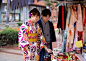 日本の伝統的な小売店で着物の買い物をする若いカップル - kimono ストックフォトと画像