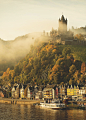 Medieval castle, Kochem, Germany。德国科赫姆城堡。城堡、葡萄园与摩泽尔河，是科赫姆市对游客的三重吸引力。科赫姆城堡位于摩泽尔河畔的科赫姆小镇上，城堡就位于科赫姆中心地带，在科赫姆任何的地方都能看到她雄伟的身姿。据该城堡的资料介绍，城堡最初是由普法尔茨的埃佐伯爵于公元1000年修建。真是名符其实的古堡。赖希斯堡曾在1056年得到扩建。17世纪，古堡曾一度被毁，之后于1868年进行了重建。