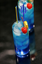 Blue Lagoon Cocktail 【材料】：伏特加1/3，蓝色柑香酒 1/3，柠檬汁1/3，橙片1片，樱桃1个【制法】：①将伏特加、 蓝色柑香酒、柠檬汁倒入雪克杯中摇和；②将摇和好的酒倒入 香槟酒杯中，用樱桃、橙片和柠檬片装饰，最后放入一根吸管 【详细说明】用蓝色柑香酒调出的蓝色令人想起南海的碧绿色 ，清爽的口味使人仿佛能够感受到清风的吹拂。 将材料倒入坦 布勒杯中，用苏打水注满杯。由于杯中有蓝色柑香酒，点用时 一定要注意分层问题。http://www.520guang.com/note/3611