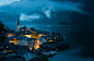 阴冷雨夜中的小镇灯光。
#世界最美湖畔小镇，奥地利，哈尔施塔特