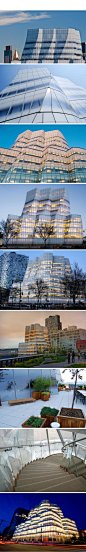 【弗兰克·盖瑞——The IAC Building】2007年竣工的IAC公司办公大楼是Frank Gehry在曼哈顿的第一个建筑。这座大楼彰显了许多盖里的个人风格，底部有几个扭曲的塔楼像蜂巢一样结合在一起，在此之上，是另一组直径相对较小的塔楼。整座大楼看上去就像是迎风的船帆。