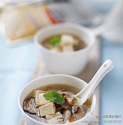 【豆腐杂菌汤】1.豆腐切成小块，平菇撕成...