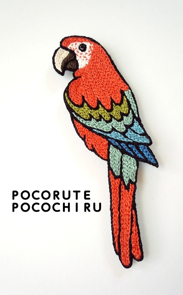 コンゴウインコの刺繍ブローチ