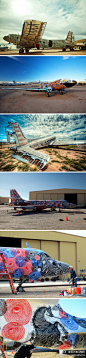 #设计家汇创意#街头涂鸦有什么了不起。美国艺术赞助商Eric Firestone邀请30多名全球顶尖街头艺术家，到亚利桑那沙漠的军用飞机坟场，为美国空军废弃军机装点上精采涂鸦。