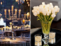 婚礼布置-以白色的兰花为主的花艺，利用悬吊的烛光营造浪漫和温馨的环境。