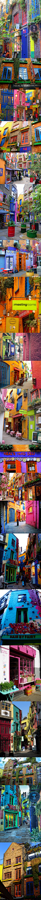 Neal's Yard, London。尼尔的院子，多彩的小巷。位在英国伦敦柯芬园Covent Garden附近，由两条街交叉的三角状小胡同，地点是Neal's Yard Remedies纯净天然有机保养品牌於1981年的创始总店，繁荣热闹的大街里，转个弯，却藏着七彩缤纷的秘密基地，入口是幽暗的小巷，各种有特色的商家。。。。。