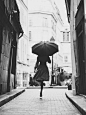 起风的日子学会依风起舞，落雨的时候学会为自己撑起一把伞。生活有望穿秋水的期待，也会有的意想不到的欣喜。