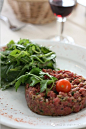 鞑靼生牛肉 Steak tartare 
切碎的生牛肉或马肉拌上蛋黄和腌刺山柑（就是吃醺鲑鱼常会搭配的那种绿色小酸豆），通常搭配 Tabasco 辣酱或是蕃茄酱还有炸薯条一起吃。这道菜最早出现在法国小说家凡尔纳 （Jules Verne）1875 年的一本小说里，在艾菲尔铁塔二楼的一星餐厅就是用 Jules Verne 命名，这家餐厅其中一道知名的菜就是这道鞑靼生牛肉。 不只是生牛肉可以作成 tartare，在巴黎餐厅里也常可以看到用新鲜生鲑鱼或生干贝作成的 tartare de saumon 和 tar