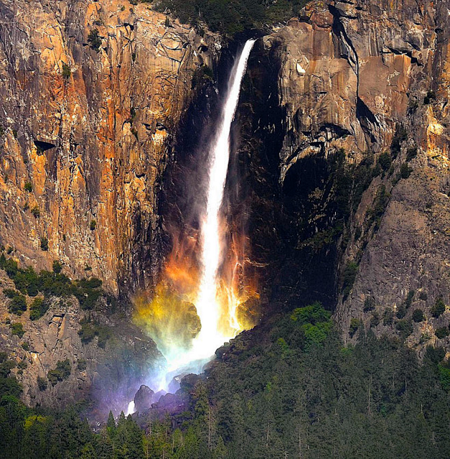美国国家公园瀑布下现彩虹奇观。瀑布倾泻而...