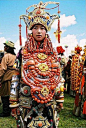 每当看到有人拍到藏族节日庆典中，这些全副武装出来展示的姑娘时，就会不由自主的肩膀酸，脖子疼，眼前弹幕一般飞过N多位数字....