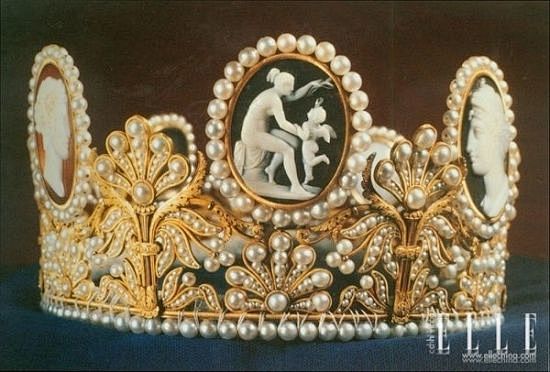 CHAUMET黄金珍珠玛瑙浮雕皇冠

...