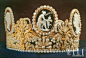 CHAUMET黄金珍珠玛瑙浮雕皇冠

　　这顶王冠大有来头，在拿破仑加冕之日，约瑟芬皇后佩戴的此款皇冠惊艳全场，它由拿破仑御用珠宝商CHAUMET创始人Nitot在1809年创作。王冠造型虽然传统，但这种珍珠与浮雕宝石结合的创意令世人过目不忘。七个浮雕可以看出有不同的颜色、形状，正中间那个浮雕图案是源自希腊神话的爱神丘比特和他心爱的赛姬。