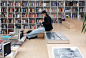 我们钟爱让楼梯作为阅读和展示的区域，从这面墙到那面墙都是由书架组成的，真是清新的设计。Plural Bookshop, 位于（Slovakia）斯洛伐克的（Bratislava）布拉迪斯拉发。