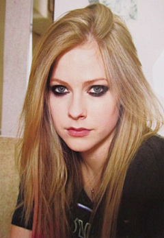 狂狂狂狂狂狂枉采集到Avril。