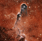 这道云柱常被称为象鼻星云，是一片气体与尘埃云恒星形成区的一部分。乍看它的形状看来有些凶恶，甚至有点拟人。然而该处真正的怪物，其实只是一颗离地球很远而且无害的明亮年轻恒星。By:H. Schweiker