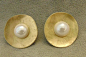 Duchess Kate Inspired Gold Hammered Pearl Earrings : These handmade repliKate earrings are inspired by the gold disc with faux pearl earrings she wore.  Earrings are made with 24 gauge, gold colored jewelry brass (85% copper/15% zinc) circles. Faux half p