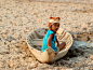 
柬埔寨干丹省遭遇严重干旱，一个小女孩坐在干裂土地的一条船里。摄影：Samrang Pringrtsejj6.jpg (3108×2331)