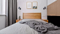 　　▲原木床搭配灰色床单，而床头两边是对称的布置，结合两幅装饰画的清新，给人以自然舒适的氛围感。
