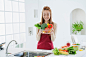 厨房,人,饮食,食品,生活方式_558968353_Young woman holding vegetable and looking down with smile,_创意图片_Getty Images China