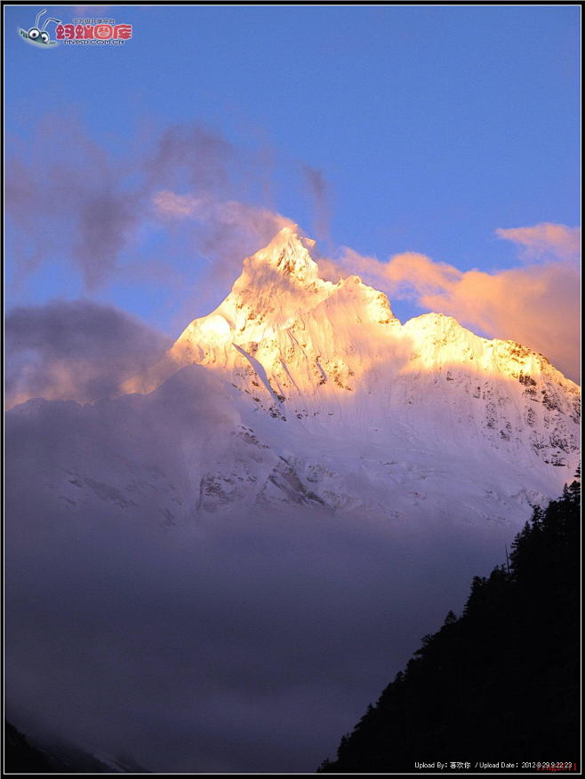 夕阳下的雪山图片素材