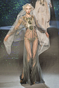 John Galliano Fall 2009 Runway Pictures - StyleBistro 约翰·加利亚诺 (John Galliano)关注时尚 关注搭配 关注@MZ教你完美搭配 #潮人# #时尚# #欧美#