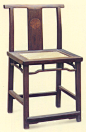 60、红木桥梁档小灯挂椅•清朝•乾隆
此椅形体矮小，高790mm。靠背圆形开光内镶瘿木，系后配。整椅用方料，率直方正。这种椅子风格简朴，使用便利，民间俗称“书房单靠”。
