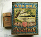 正兴德茶庄:(正兴德长方形茶叶盒。金色主调，淡蓝色几何图案。)