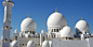 作为世界上最大的清真寺之一，耗资5.45亿美金打造的谢赫扎耶德清真寺是为纪念阿联酋开国总统扎耶德·本·苏尔坦·阿勒纳哈扬而建，可同时容纳4万名朝圣者聚顶礼拜，如今扎耶德本人的长眠之地则位于清真寺旁。这间阿联酋最大的清真寺面对着阿布扎比绿岛， Maqta、 Mussafah和Sheikh Zayed三座主要桥梁连接着清真寺与本岛。<br/>在设计上融合了波斯、莫卧儿与摩尔人的建筑风格，谢赫扎耶德清真寺引人瞩目的白色外立面源自马其顿普利来普罕见的Sivec，并镶嵌各色半宝石装饰：紫晶 、青金石 、