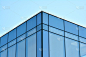 现代建筑，玻璃和钢铁。抽象的建筑设计。