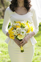 黄白色调的清新新娘手捧花 