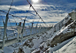 盘点全球10条风光迷人的险径
瑞士铁力士崖吊桥 　　铁力士崖吊桥位于瑞士阿尔卑斯山区的铁力士山边上，它建在高出海平面10000英尺(约合3048米)的地方。该吊桥全长超过300英尺(约合91.44米)，宽度仅有不到3英尺(约合0.9144米)。桥下的冰川高度约为1500英尺(约合457.2米)，在晴天，游客们可以看到整个阿尔卑斯山脉的轮廓，直至意大利境内。铁力士崖吊桥被认为是欧洲最高的吊桥。就高出海平面的高度而言，它也是世界上最高的吊桥之一。因为桥的两边都有严重的剥落现象，在大风或不稳定的天气条件下，该吊