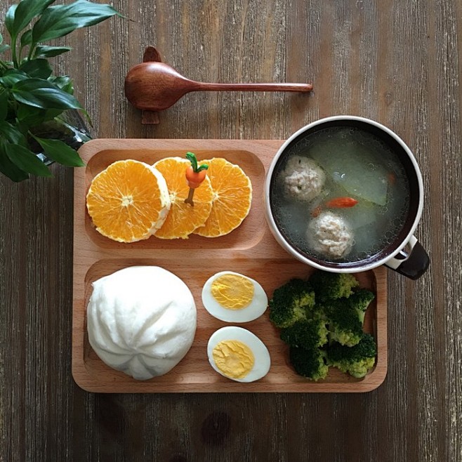 早餐记录:冬瓜丸子汤，包子、鸡蛋、西兰花...