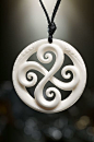 Filigraner Koru Schmuck aus Knochen: 