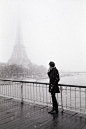 12742558798624、B&W、Paris、Man、La Tour Eiffel、eiffel tower、favourite、1日便如旧、黑白、black and white、巴黎