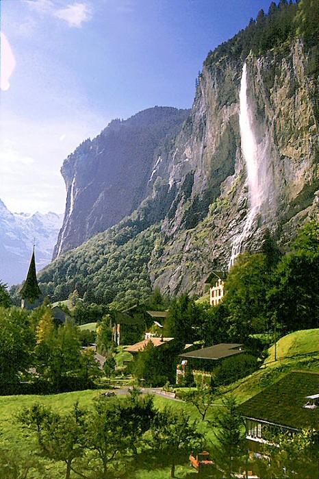 劳特布龙嫩，瑞士瀑布村