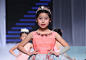 2016秋冬上海时装周吸引了更加多元化的童装品牌，品牌风格多样既有高端定制童装礼服及成衣品牌又有贴近生活的都市时尚、童趣可爱的品牌例M.latin加入。