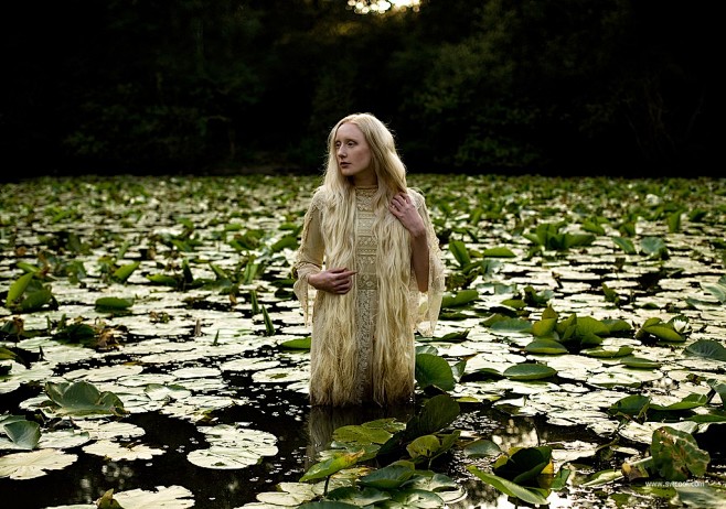 时装设计师Kirsty Mitchell...