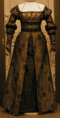 Costume reconstitué: Robe à crevés, inspirée par le tableau Sybille de Clèves de Cranach en 1543. I like the front part, could be neat for my sellsword's "good" dress.