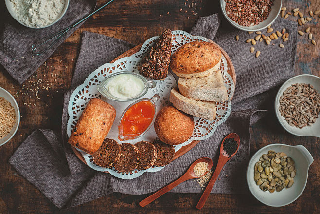 Bread basket with bu...