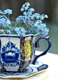 茶杯和蓝色的花

blue flowers and teacups.